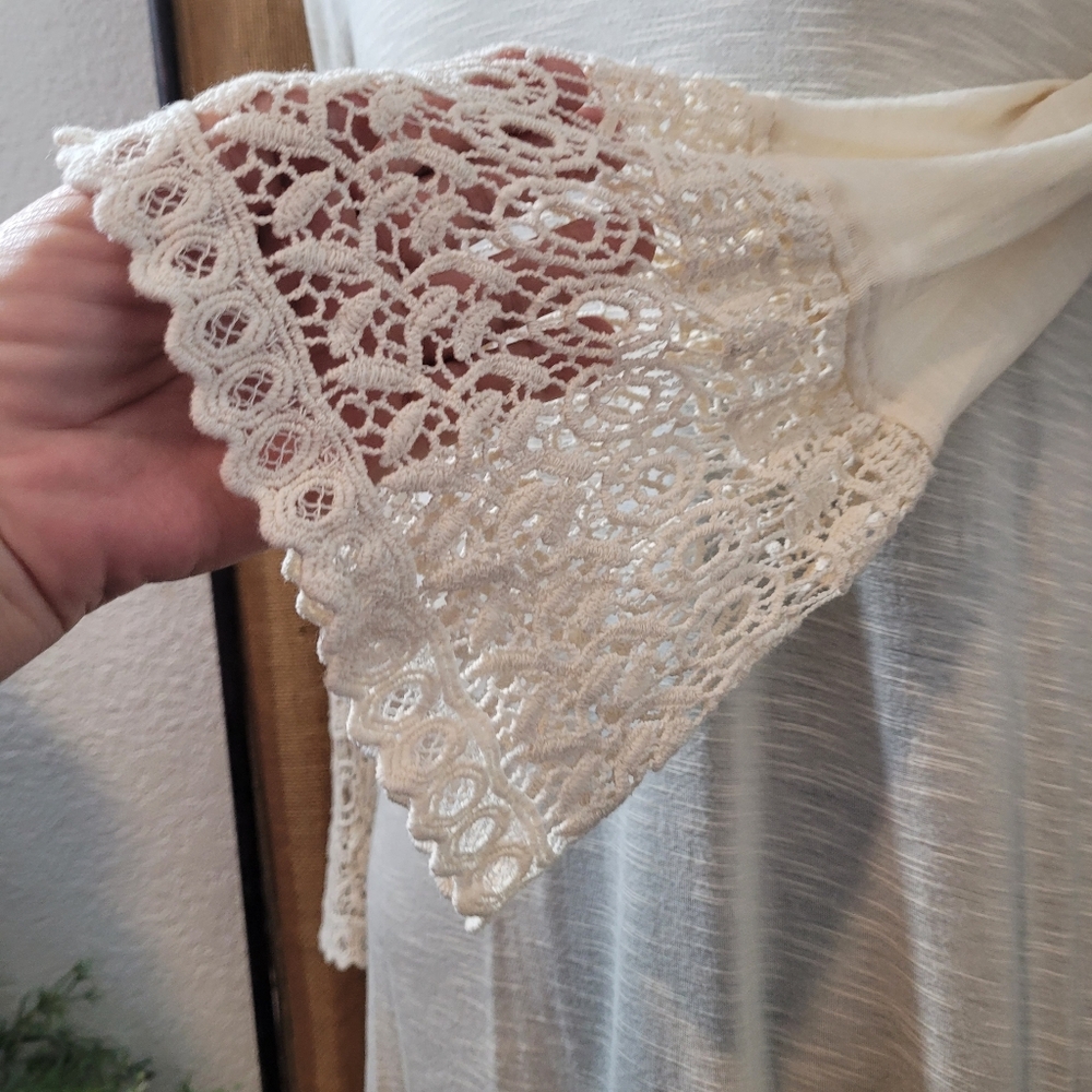 Indigo Soul Cream Lace Trim   High-low Top with 3/4 Sleeves and a Flowy Fit SZ M - Picture 3 of 9
